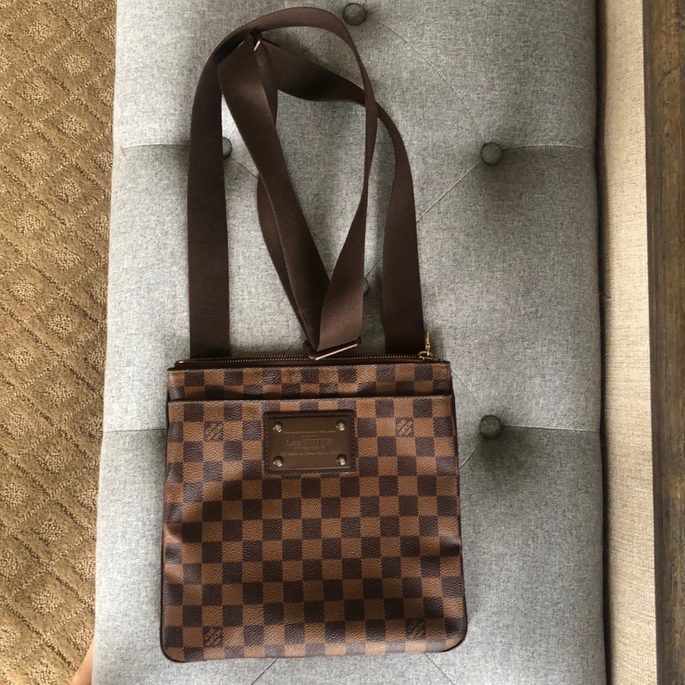 Cross body Louis Vuitton bag